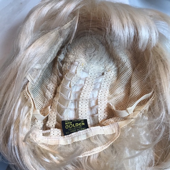 Y2K Platinum blond bob wig. Synthetic material. Great Condition- no stains. - Picture 7 of 8